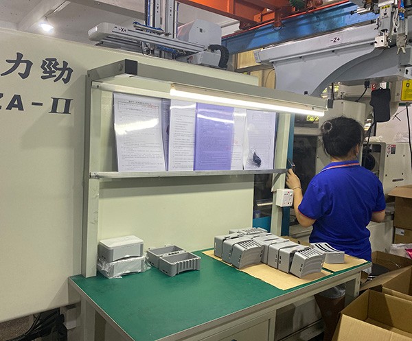 射出成形作業場